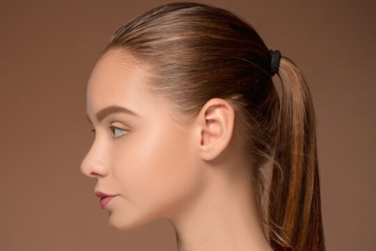 Paciente en consulta con un cirujano plástico hablando sobre el procedimiento de otoplastia