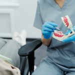 Quién puede ponerse implantes dentales y quién no