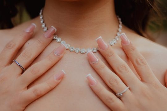 Uñas acrílicas vs gel que técnica domina y dónde formarse