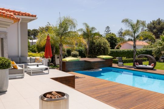 Diferencias entre instalación de tarima exterior en terrazas y piscinas