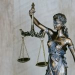 Estatua de la Justicia con los ojos vendados y una balanza
