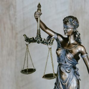 Estatua de la Justicia con los ojos vendados y una balanza