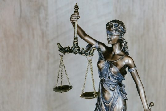 Estatua de la Justicia con los ojos vendados y una balanza